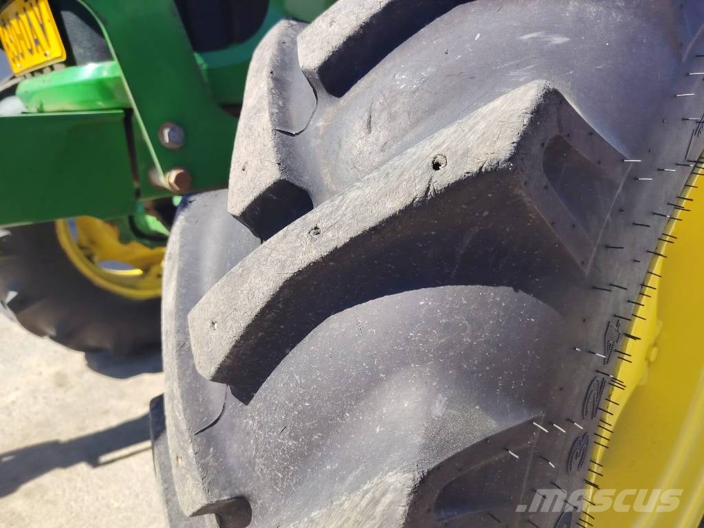 John Deere 5820 الجرارات
