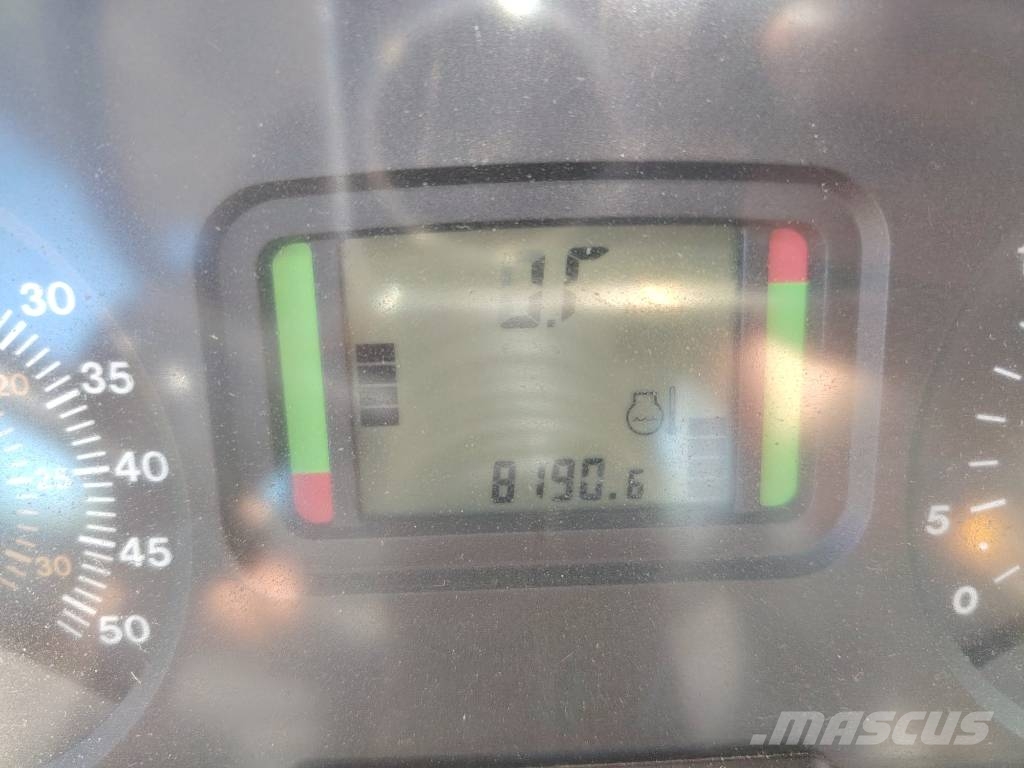John Deere 5820 الجرارات