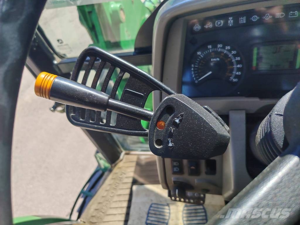 John Deere 5820 الجرارات