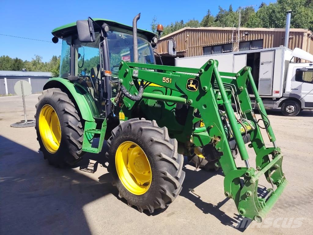 John Deere 5820 الجرارات