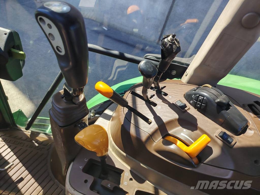 John Deere 5820 الجرارات