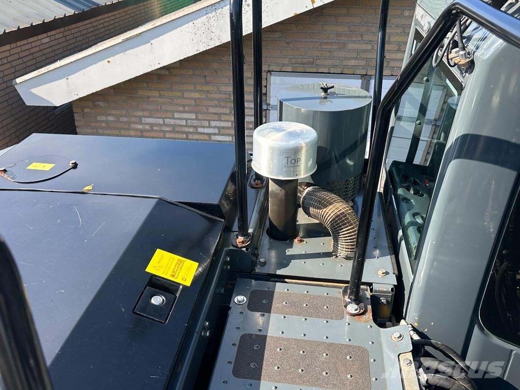 Komatsu PW180-10 Gumikerekes kotrók