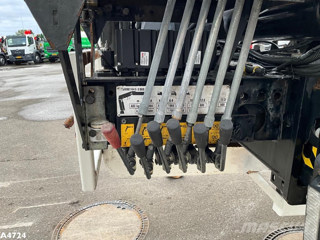  Laadplateau met Hiab 14 Tonmeter laadkraan 特种集装箱