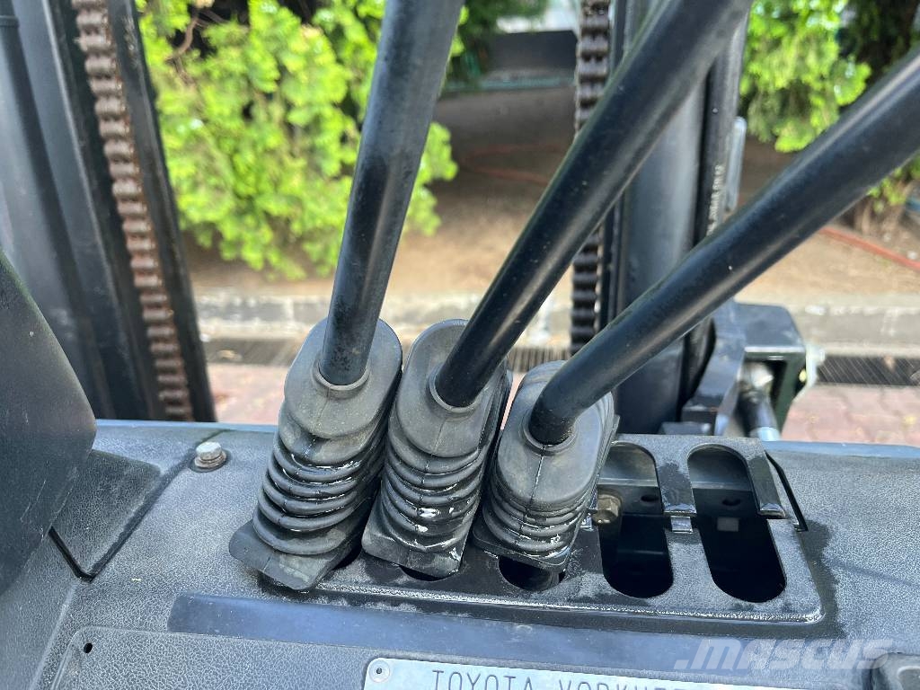 Toyota 7FGF25 /42/ V-4177 IO Gas Stapler