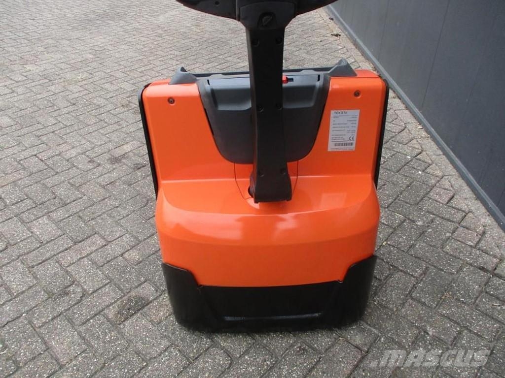 Toyota LWE140 Lavansiirtotrukit