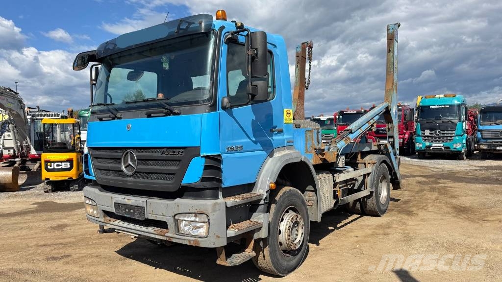 Mercedes-Benz AXOR 1826 4x2 absetz tipper - spring Koukkulava kuorma-autot