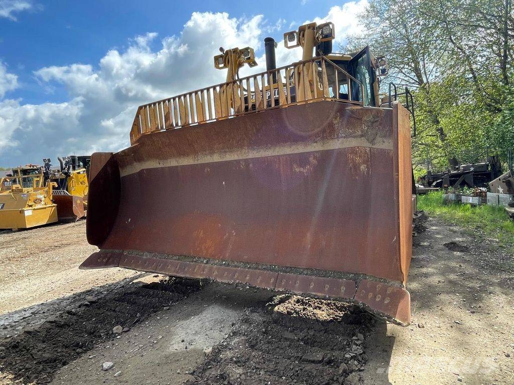 CAT D 9 T بلدوزرات مجنزرة