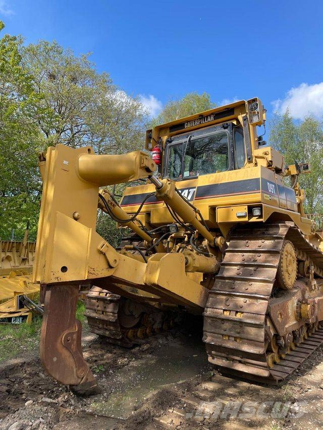 CAT D 9 T بلدوزرات مجنزرة