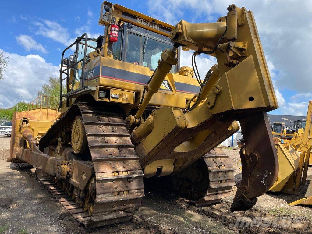 CAT D 9 T بلدوزرات مجنزرة