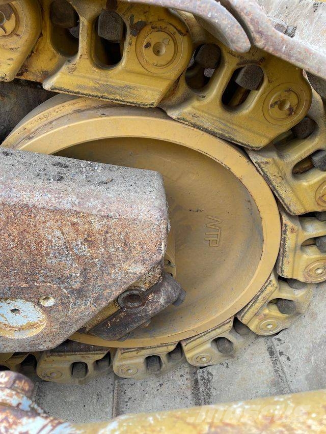 CAT D 9 T بلدوزرات مجنزرة
