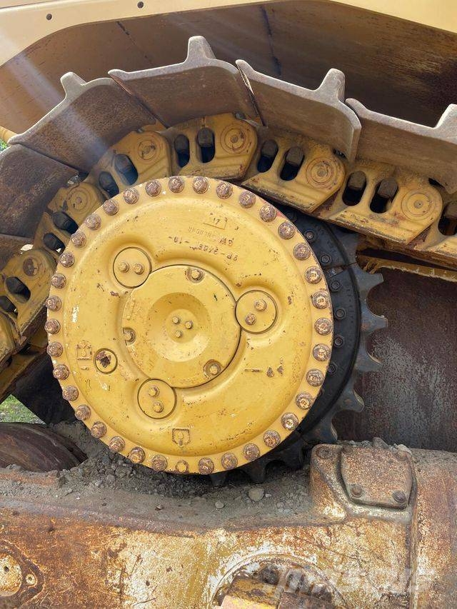 CAT D 9 T بلدوزرات مجنزرة