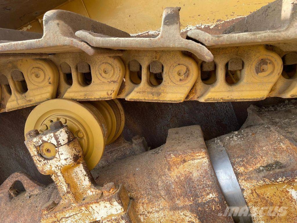 CAT D 9 T بلدوزرات مجنزرة