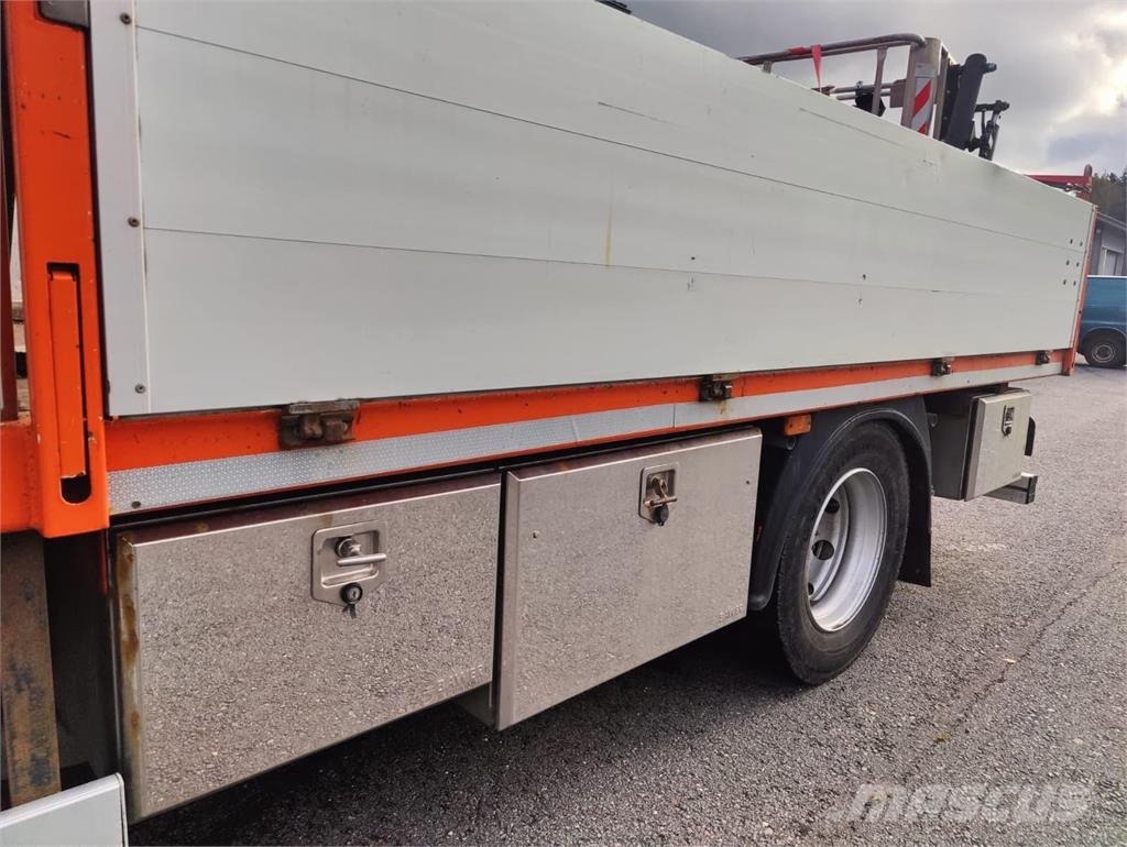 Volvo FL 240 Avolava kuorma-auto Ferrarin nosturilla Truck mounted cranes