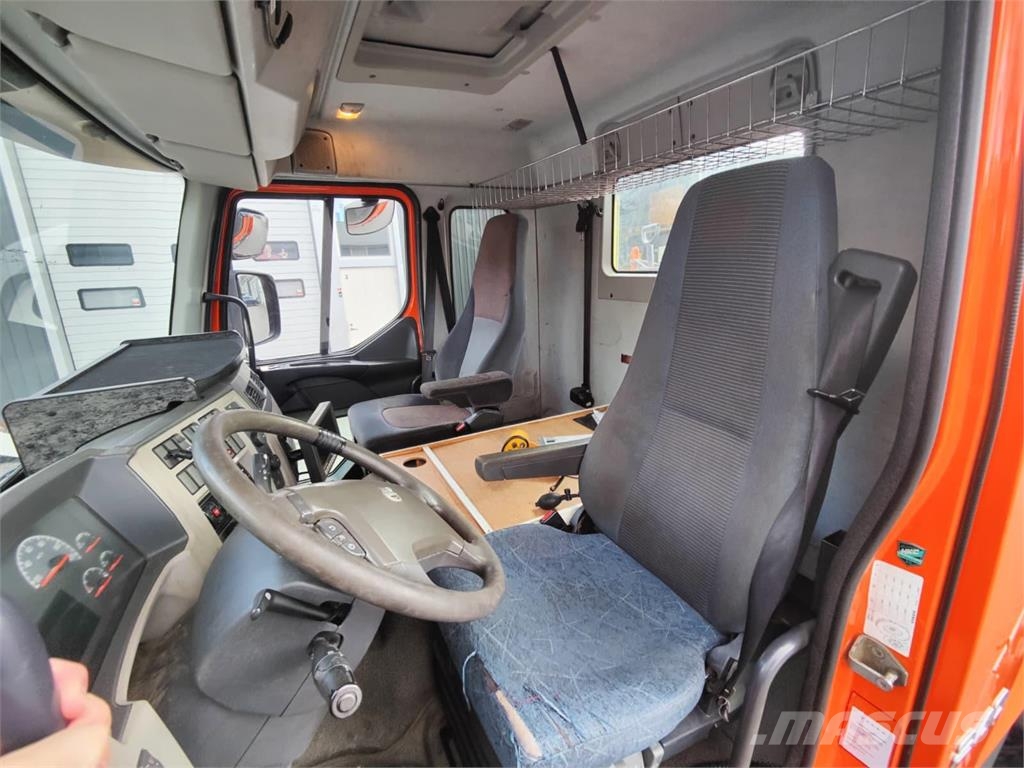 Volvo FL 240 Avolava kuorma-auto Ferrarin nosturilla Truck mounted cranes