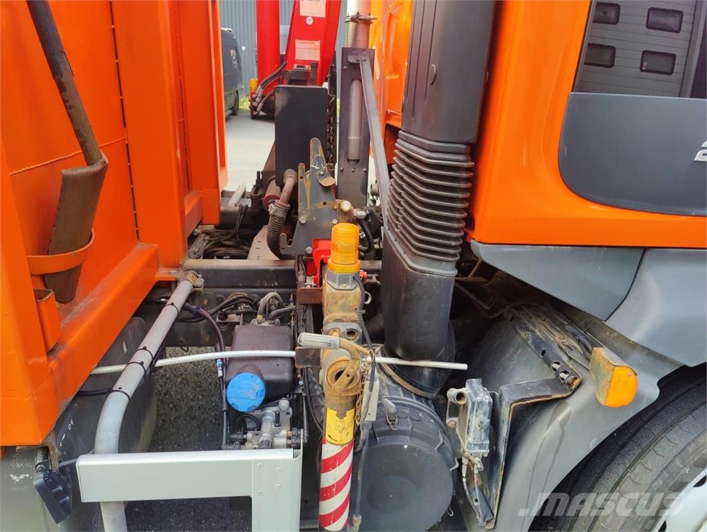 Volvo FL 240 Avolava kuorma-auto Ferrarin nosturilla Truck mounted cranes