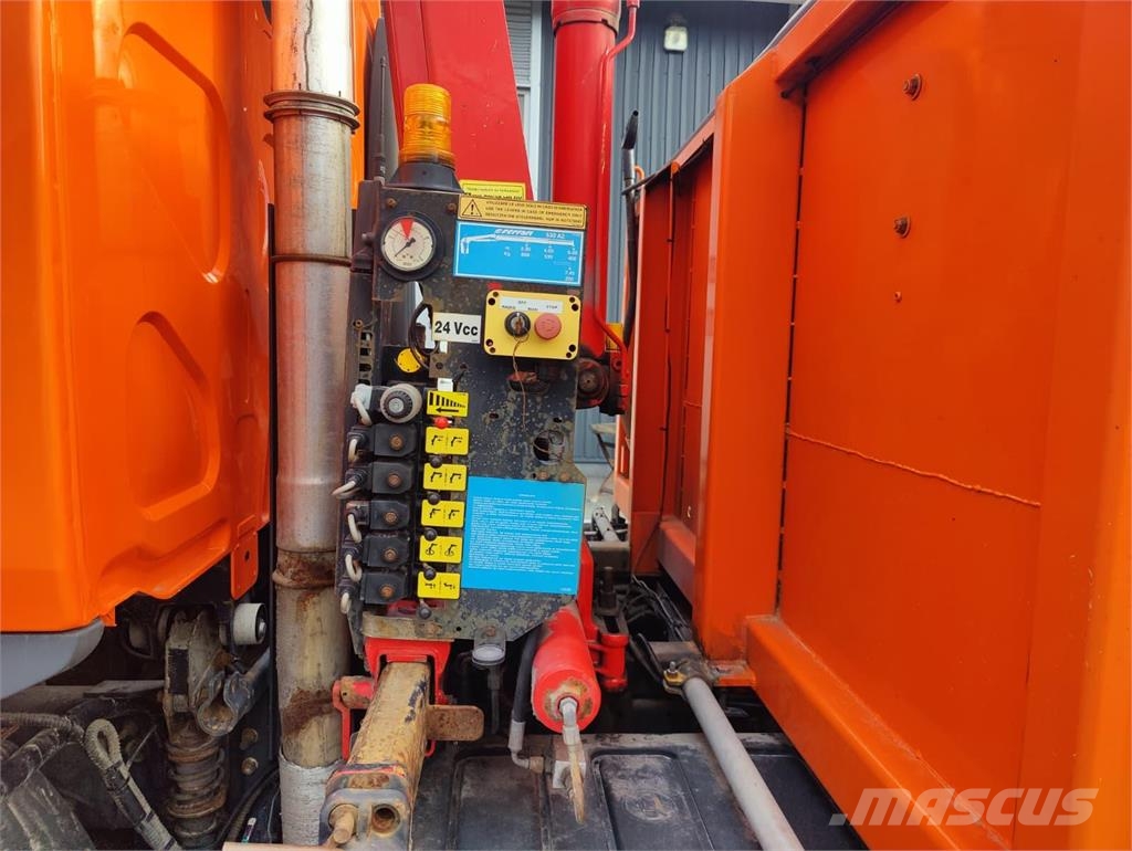 Volvo FL 240 Avolava kuorma-auto Ferrarin nosturilla Truck mounted cranes