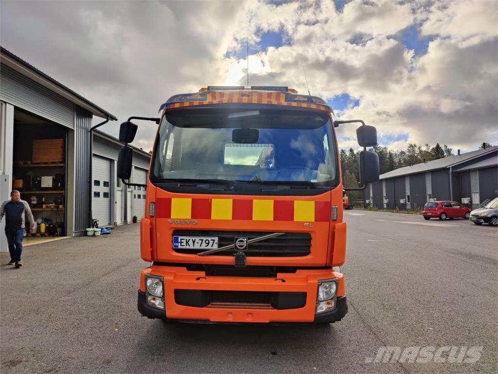 Volvo FL 240 Avolava kuorma-auto Ferrarin nosturilla Truck mounted cranes