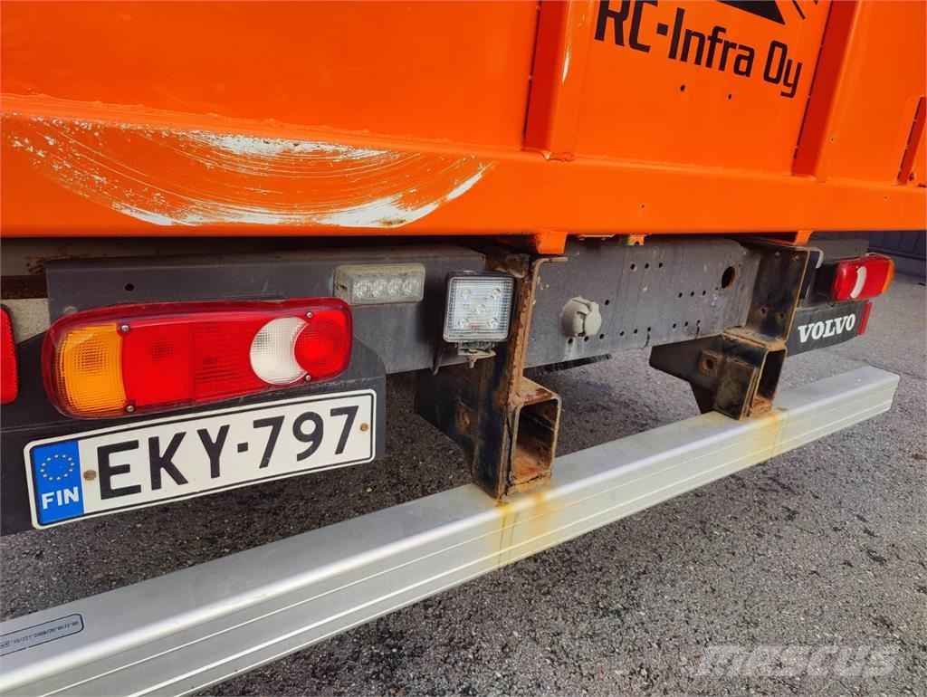 Volvo FL 240 Avolava kuorma-auto Ferrarin nosturilla Truck mounted cranes