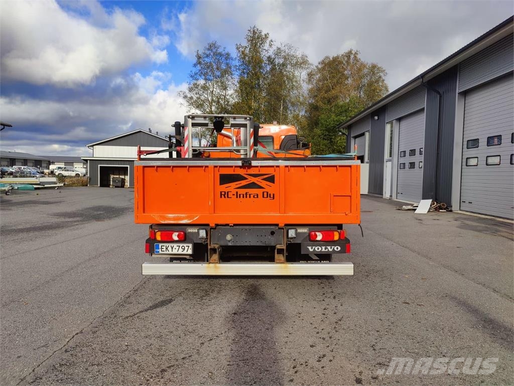 Volvo FL 240 Avolava kuorma-auto Ferrarin nosturilla Truck mounted cranes