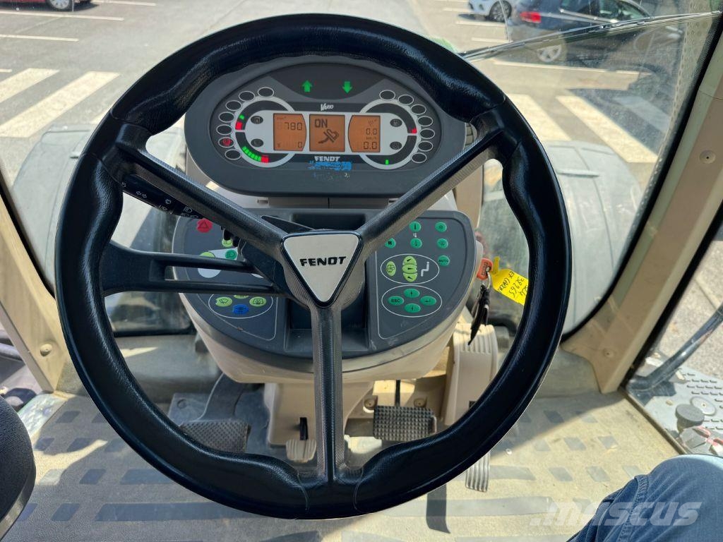 Fendt 824 VARIO PROFI + Tractors