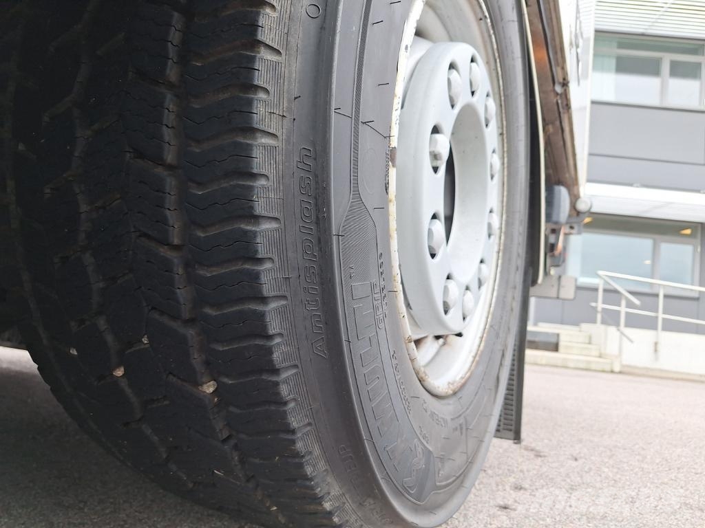 Volvo Vehicle Rigid 6x2-2 box full side opening 貨箱式卡車
