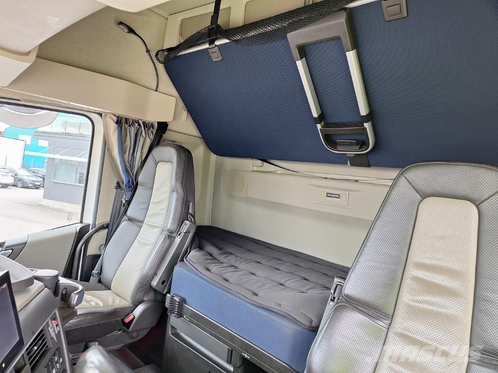 Volvo Vehicle Rigid 6x2-2 box full side opening 貨箱式卡車