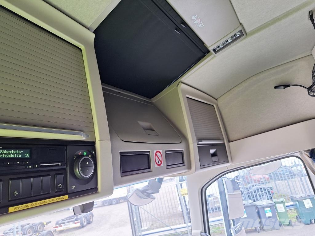 Volvo Vehicle Rigid 6x2-2 box full side opening 貨箱式卡車