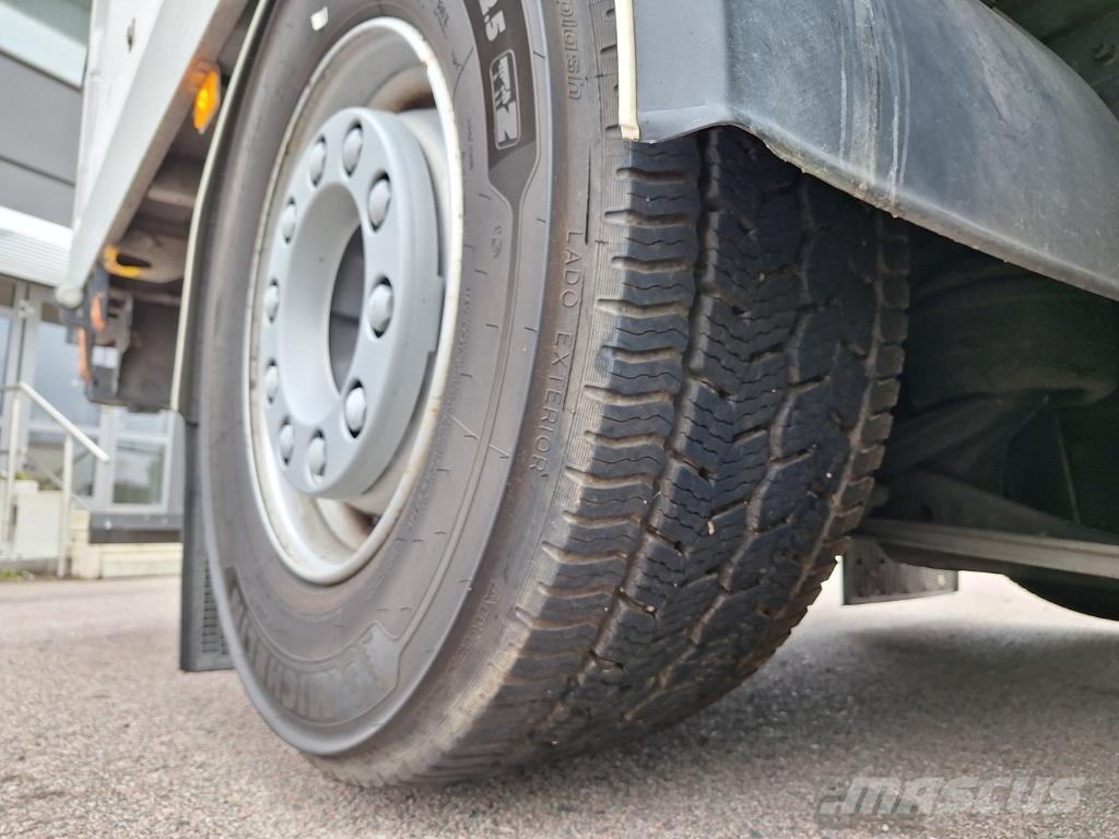 Volvo Vehicle Rigid 6x2-2 box full side opening 貨箱式卡車