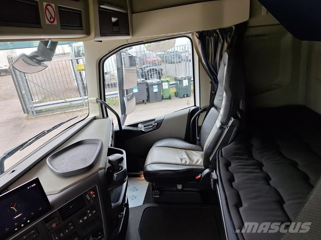 Volvo Vehicle Rigid 6x2-2 box full side opening 貨箱式卡車