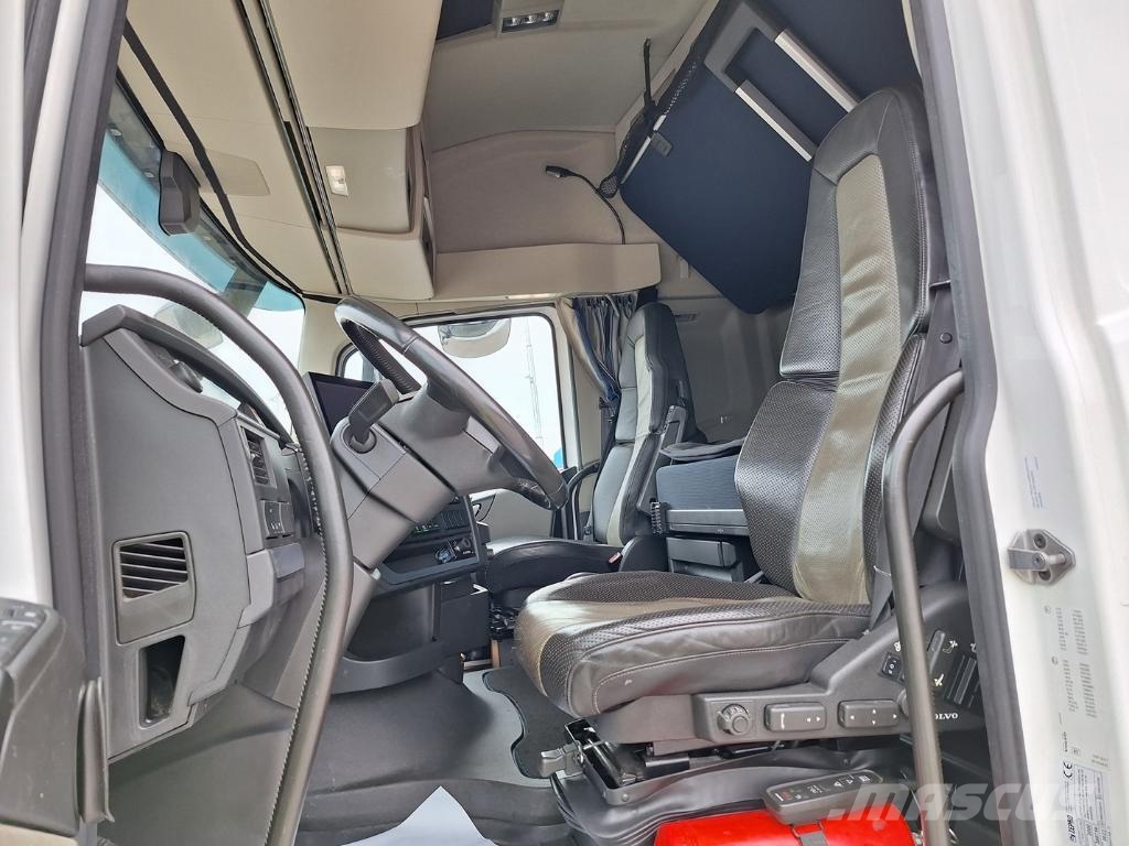 Volvo Vehicle Rigid 6x2-2 box full side opening 貨箱式卡車