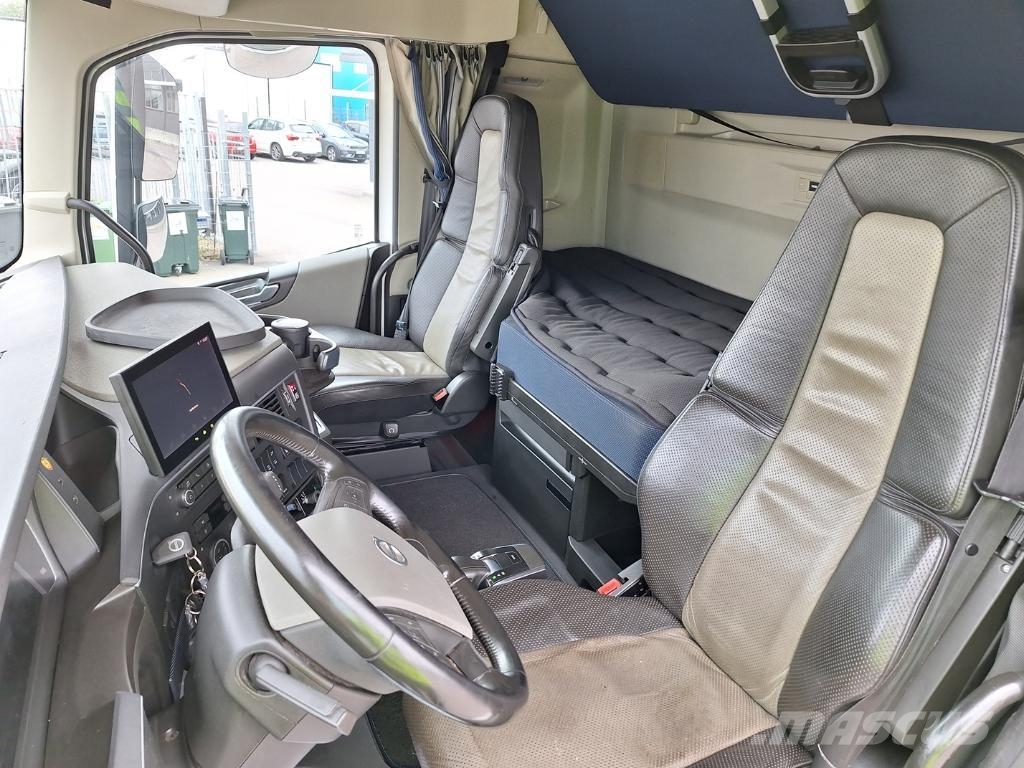 Volvo Vehicle Rigid 6x2-2 box full side opening 貨箱式卡車
