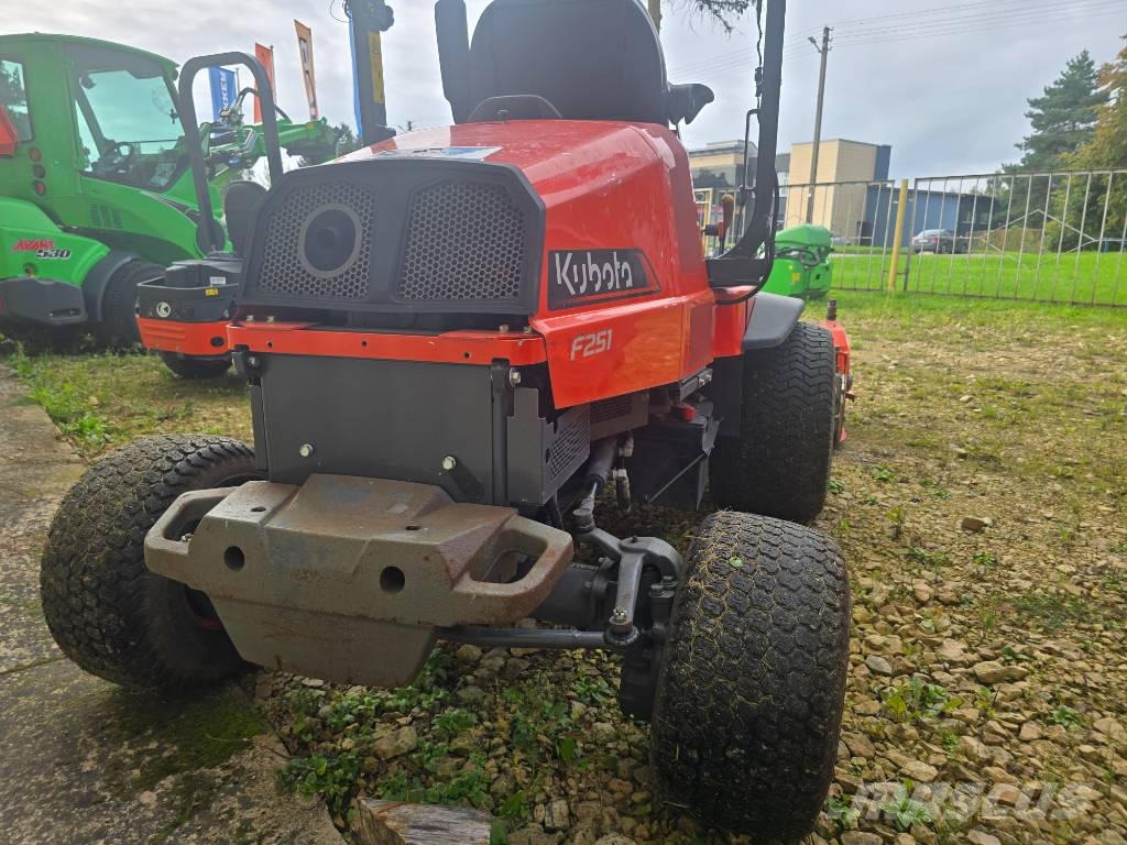 Kubota F 251 الوقوف على جزازات