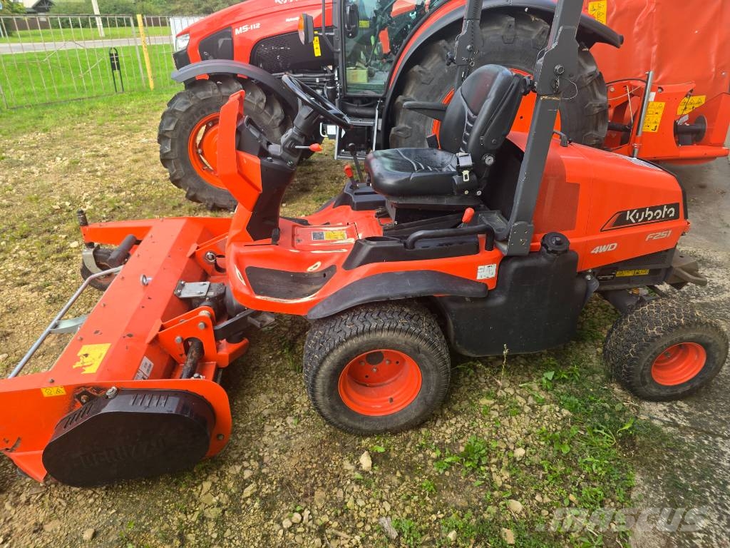 Kubota F 251 الوقوف على جزازات