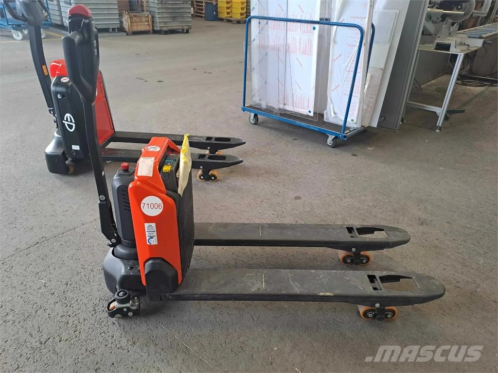 Toyota LHE 130 castor Колички високоповдигачи с теглич