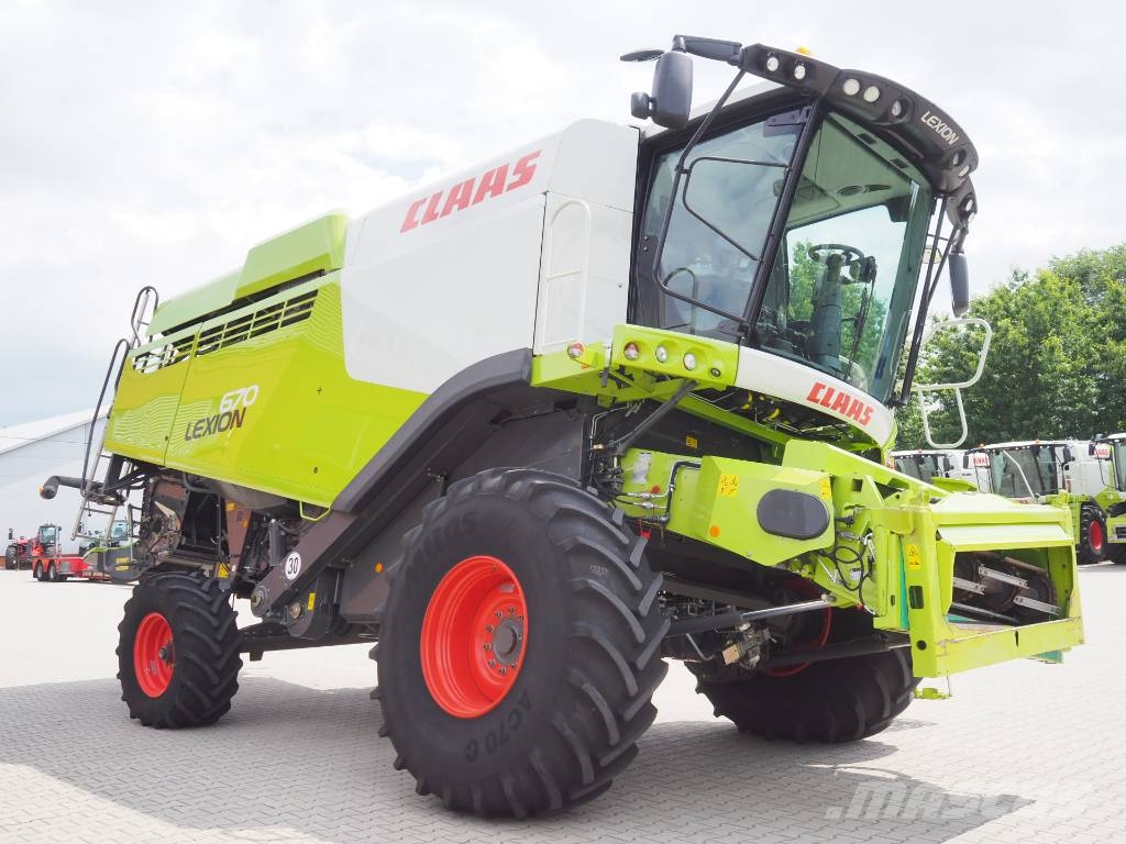 CLAAS Lexion 670 MONTANA + V770 Maaidorsmachines