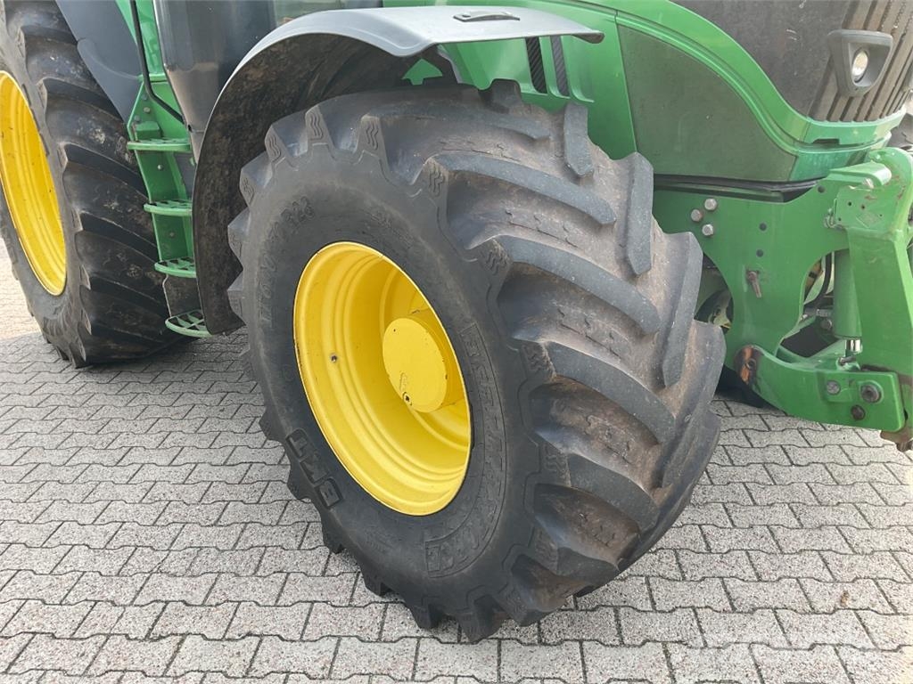 John Deere 6215R Traktoren
