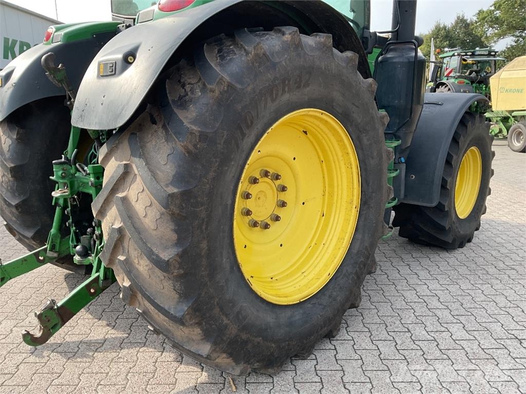 John Deere 6215R Traktoren