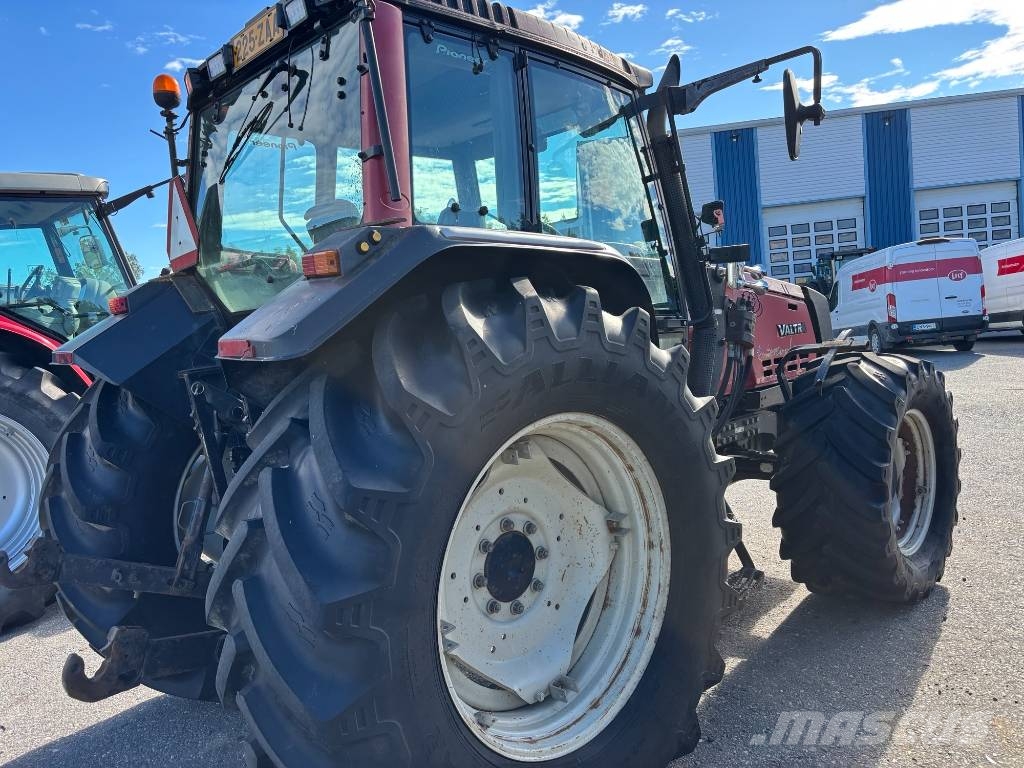 Valtra 8350 HiTech Traktory