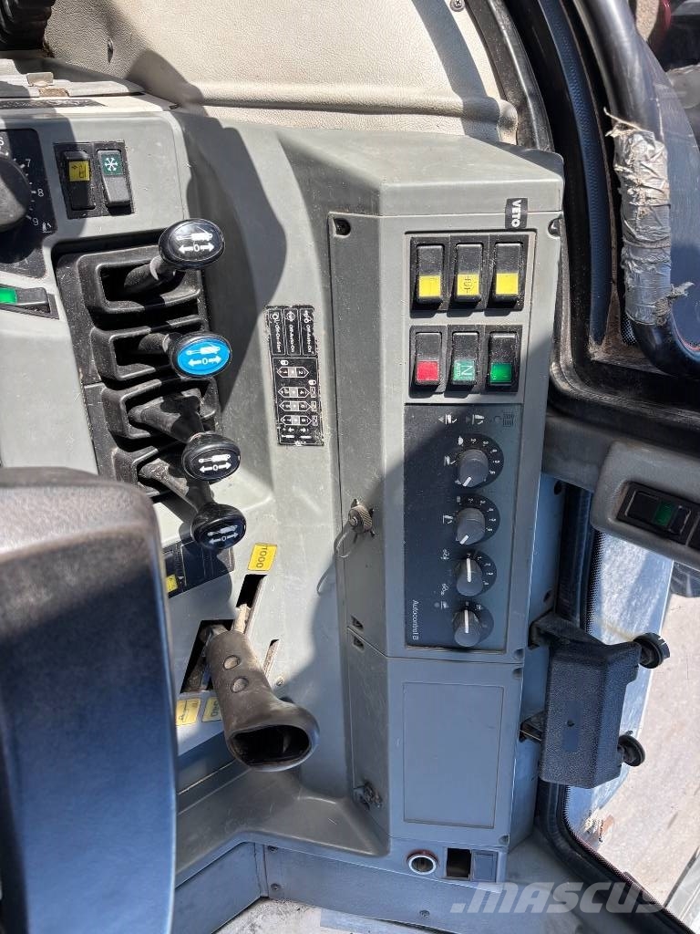 Valtra 8350 HiTech Traktory
