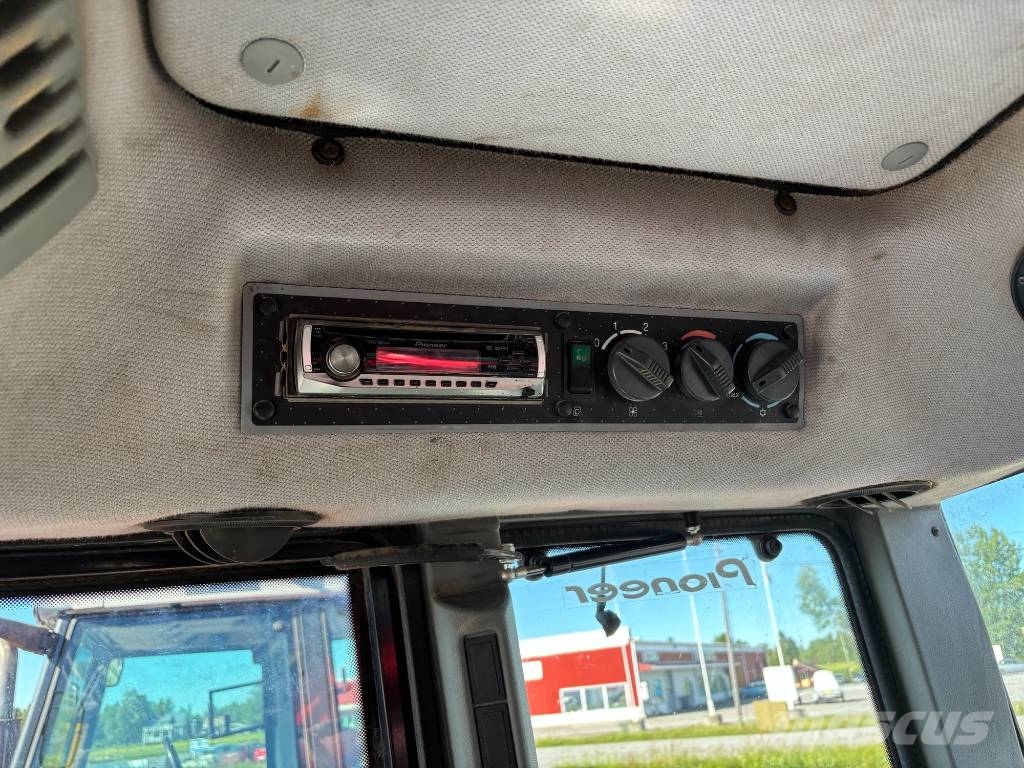 Valtra 8350 HiTech Traktory