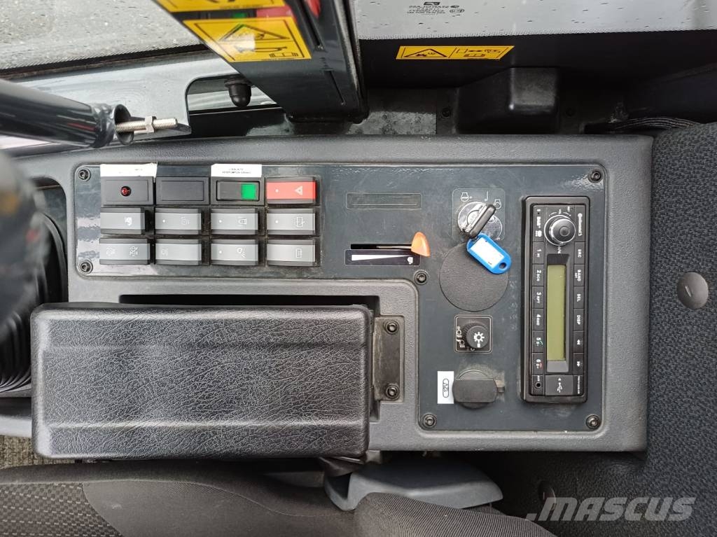 Komatsu WA 100 M-8 Pale gommate