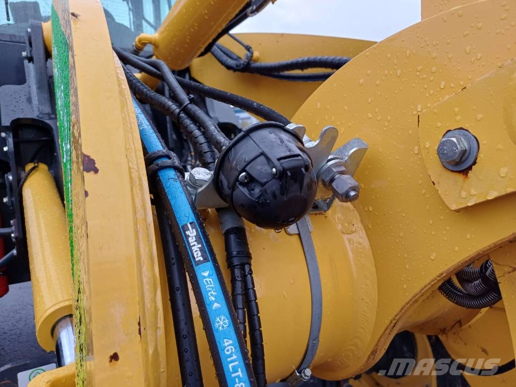 Komatsu WA 100 M-8 Pale gommate