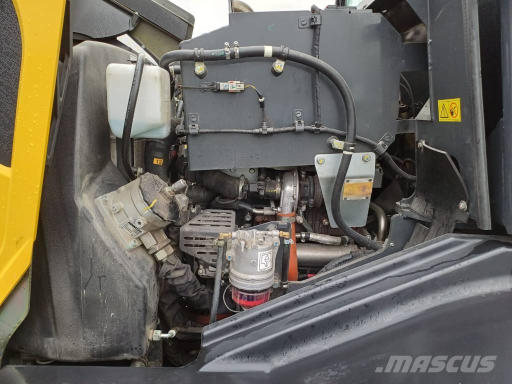 Komatsu WA 100 M-8 Pale gommate