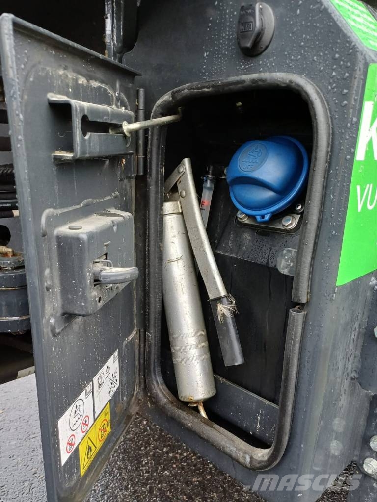 Komatsu WA 100 M-8 Pale gommate