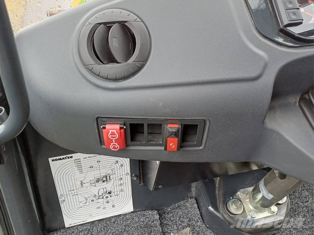 Komatsu WA 100 M-8 Pale gommate