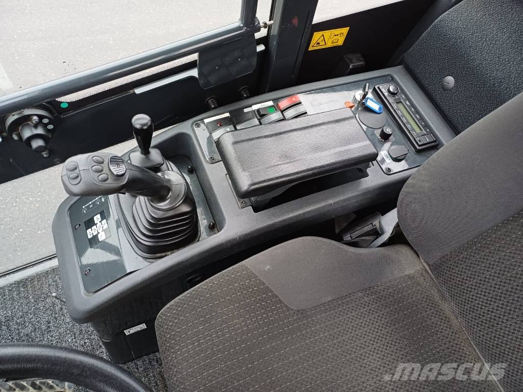 Komatsu WA 100 M-8 Pale gommate