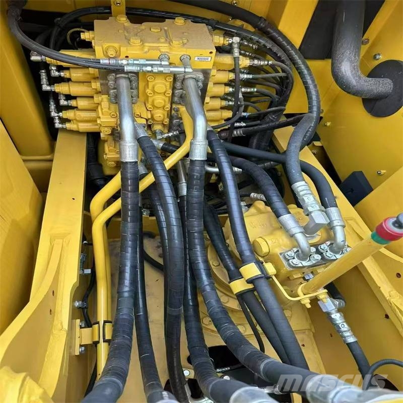 Komatsu PC220-11R Bagri goseničarji