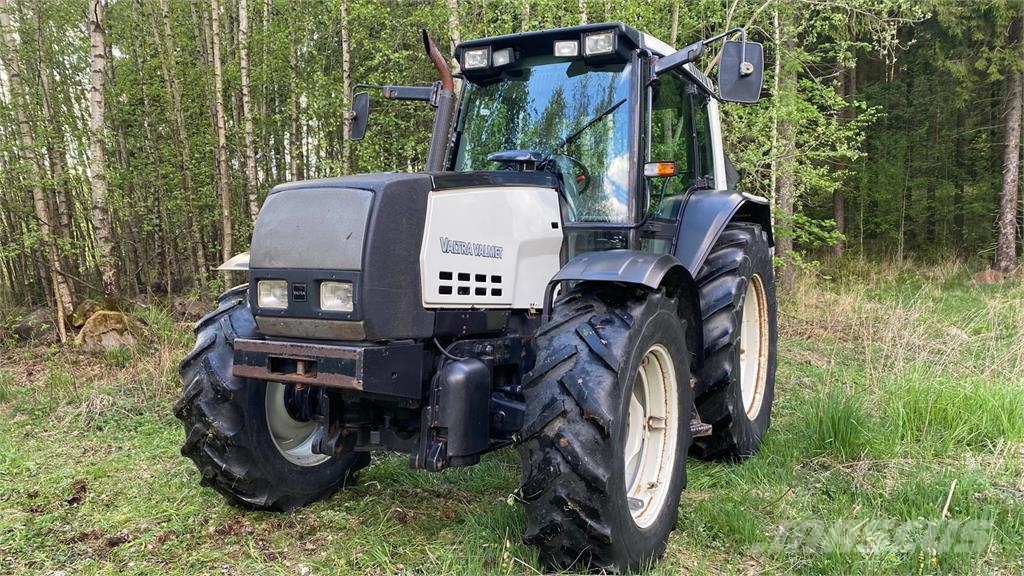 Valtra 6850 HiTech 2 Traktorit