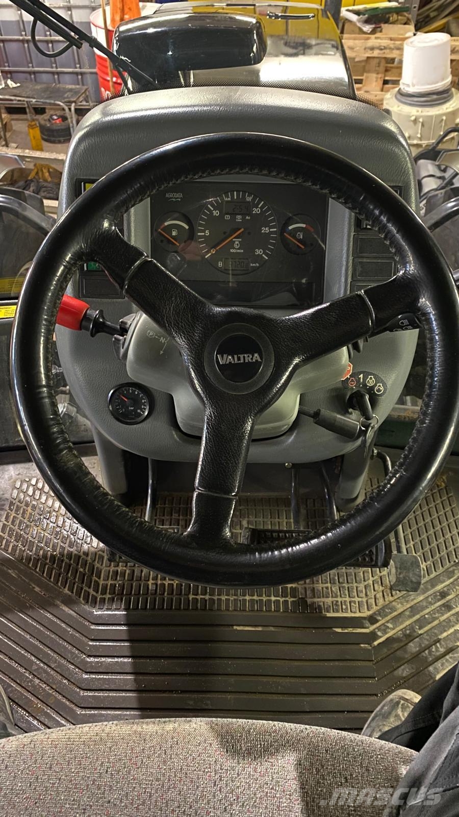 Valtra 6850 HiTech 2 Traktorit