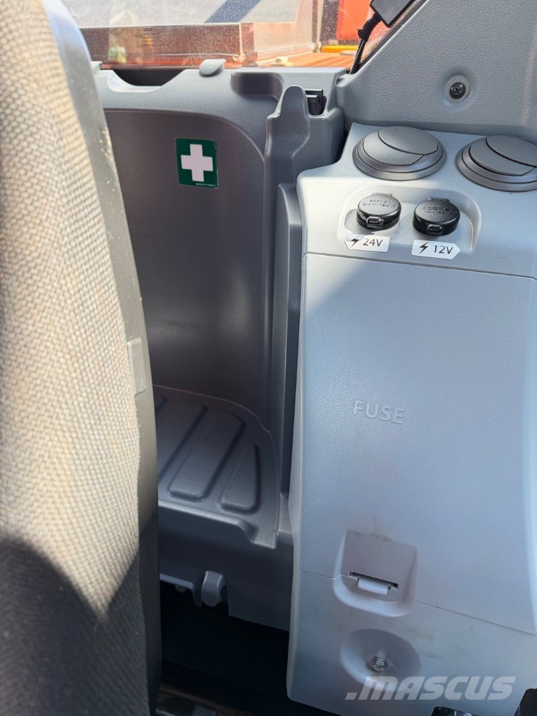 Hitachi ZX 135 US-7 Bageri gusjeničari